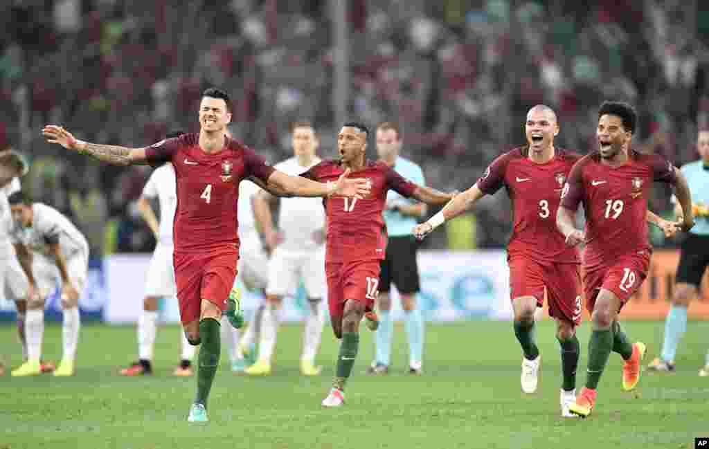 Jose Fonte, Nani, Pepe et Eliseu célèbrent après avoir remporté le match de quart de finale entre la Pologne et le Portugal, à Marseille, France, le 30 juin 2016.