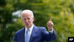 Presiden Joe Biden berbicara di luar Gedung Putih di Washington, Jumat, 8 Oktober 2021. (Foto: AP)