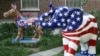 资料照片：位于美国首都华盛顿的两座雕塑，左边是象征美国民主党的驴，右边是象征美国共和党的象。（2008年8月25日）