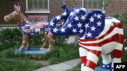 資料照片：位於美國首都華盛頓的兩座雕塑，左邊是象徵美國民主黨的驢，右邊是象徵美國共和黨的象。 （2008年8月25日）