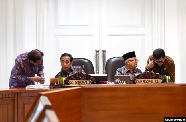 Presiden Jokowi dan Wapres Ma’ruf Amin berbincang dengan Menteri Agraria Sofyan Djalil dan Menteri Pariwisata Wisnhutama di sela-sela Ratas “Persiapan Pemindahan Ibu Kota Negara Baru” di kantor Presiden , Jakarta, Senin (16/12) (Foto: Biro Setpres)