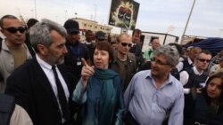 کاترين اشتون، مسئول سياست خارجی اتحاديه اروپا، در بنغازی - ۲۲ مه ۲۰۱۱