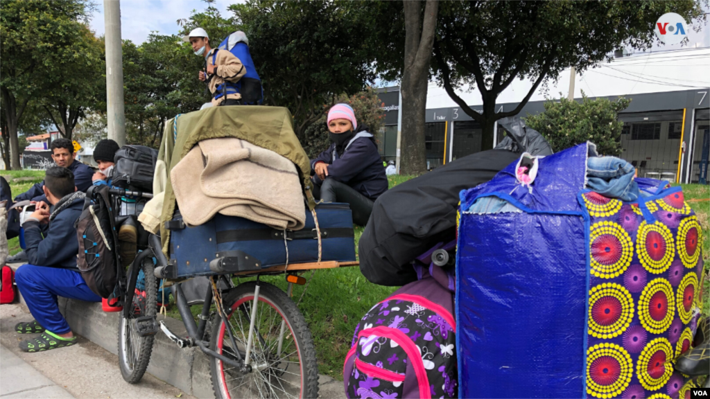 Así que llevan maletas y sacos de ropa sobre sus bicicletas para que el camino se acorte; sin embargo, tienen por lo menos 500 kilómetros de recorrido para llegar a la frontera.
