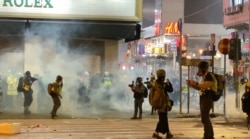 香港警方2020年元旦日凌晨在旺角施放催泪弹驱散街头示威者，香港人在催泪烟中迎接新一年。 （美国之音/汤惠芸）