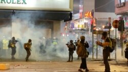 香港警方2020年元旦日凌晨在旺角施放催淚彈驅散街頭示威者，香港人在催淚煙中迎接新一年。（美國之音湯惠芸攝）