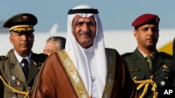 El gobernante de los Emiratos Árabes Unidos, Sheik Hamad Bin Mohammed Al Sharqi, llega a Túnez para participar en la cumbre de la Liga Árabe el 30 de marzo del 2019. (AP Photo/Hussein Malla, Pool)