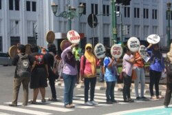 Aksi demo Pekerja Rumah Tangga di Yogyakarta menuntut disahkannya RUU PRT oleh DPR, Februari 2013. (VOA/Nurhadi Sucahyo)