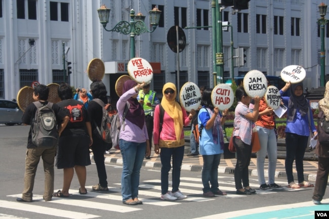 Aksi demo Pekerja Rumah Tangga di Yogyakarta menuntut disahkannya RUU PRT oleh DPR. (VOA/Nurhadi Sucahyo)