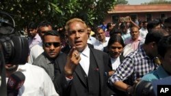 Luật sư A. P. Singh, bảo vệ 3 trong 4 người bị kết án tử hình về vụ hãm hiếp tập thể trên xe buýt năm 2012 khiến nạn nhân tử vong, trong cuộc họp báo tại Tòa Tối Cao ở New Dehli, Ấn độ, ngày 5/5/2017. 