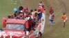 Des enfants suivent en courant un "Santamobile" (véhicule du père Noël) lors d'une fête de Noël pour les enfants défavorisés dans Maraisburg, Afrique du Sud, 7 décembre 2008.