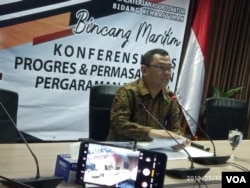 Deputi II Bidang Koordinasi Sumber Daya Alam dan Jasa Kemenko Maritim Agung Kuswandono saat menggelar konferensi pers di kantornya, Jumat, 12 Juli 2019. (Foto: Sasmito Madrim/VOA)