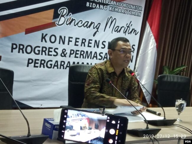 Deputi II Bidang Koordinasi Sumber Daya Alam dan Jasa Kemenko Maritim Agung Kuswandono saat menggelar konferensi pers di kantornya, Jumat, 12 Juli 2019. (Foto: Sasmito Madrim/VOA)