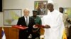 Le ministre de la Défense du Mali Bah N'Daw (à dr.) pose avec son homologue français Jean-Yves Le Drian le 16 juillet 2014 à Bamako après avoir signé un plan de coopération militaire. (Photo: HABIBOU KOUYATE/AFP)