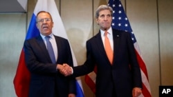 세르게이 라브로프 러시아 외무장관(왼쪽)과 존 케리 미 국무장관이 11일 시리아 사태 해결을 위한 국제회의가 열린 독일 뮌헨에서 양자회담를 가졌다.
