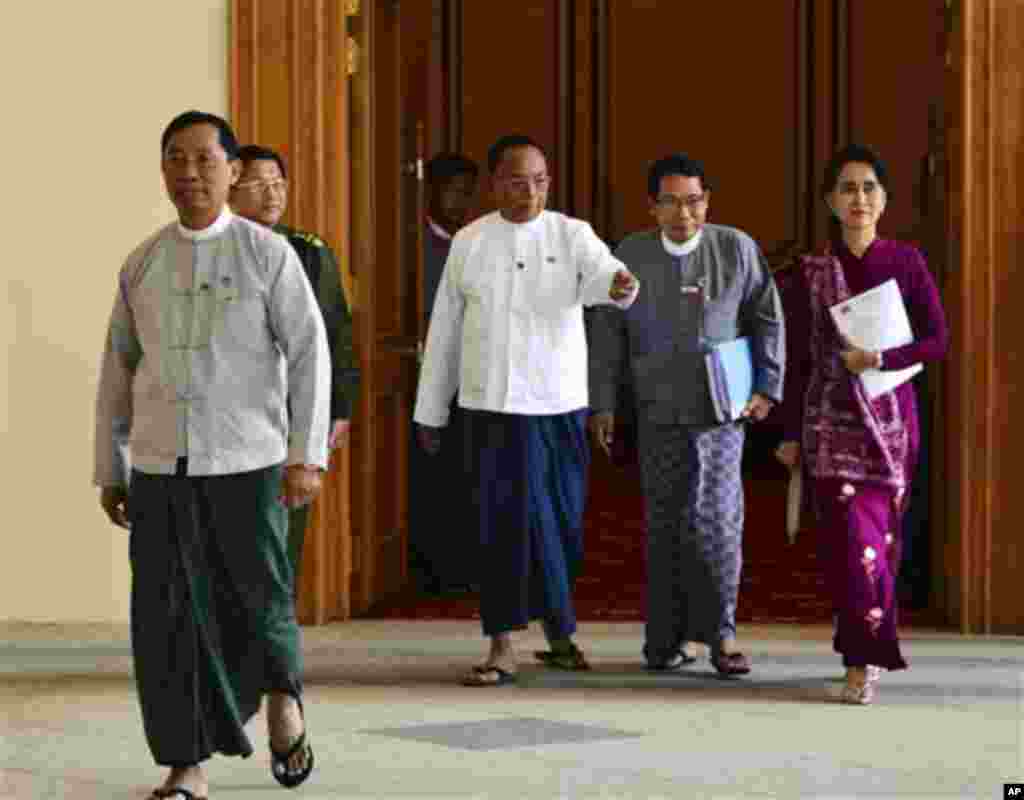 ႏိုင္ငံေတာ္သမၼတဦးသိန္းစိန္၊ တပ္မေတာ္ကာကြယ္ေရးဦးစီးခ်ဳပ္ ဗိုလ္ခ်ဳပ္မွဴးႀကီး မင္းေအာင္လိႈင္၊ ျပည္သူ႔လႊတ္ေတာ္ဥကၠ႒ သူရဦးေရႊမန္း၊ အမ်ိဳးသားလႊတ္ေတာ္ဥကၠ႒ ဦးခင္ေအာင္ျမင့္၊ အမ်ိဳးသားဒီမိုကေရစီအဖြဲ႔ခ်ဳပ္ ဥကၠ႒ ေဒၚေအာင္ဆန္းစုၾကည္ႏွင္႔ တိုင္းရင္းသား ကိုယ္စားလွယ္ ရခိုင္အမ်ိဳးသားပါတီ ဥကၠဌ ေဒါက္တာေအးေမာင္တို႔ ေတြ႔ဆံုၾကတဲ့ ေျခာက္ပြင့္ဆိုင္ ေဆြးေႏြးပြဲ က်င္းပ။ (ဧၿပီလ ၁၀၊ ၂၀၁၅)