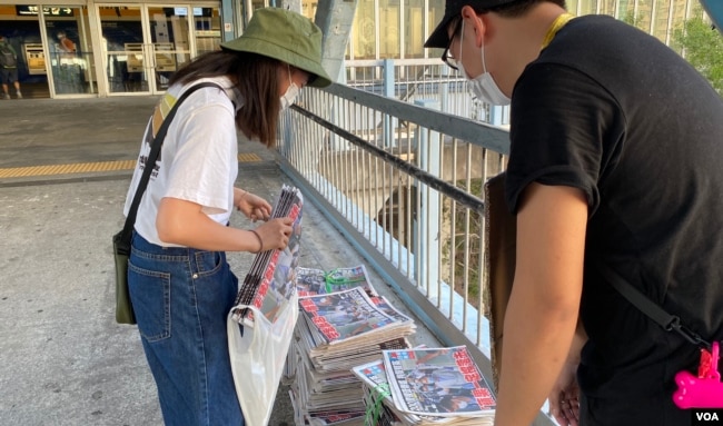 香港市民蔡小姐自费赚买十多份8月11日的苹果日报，捐给天水连线成员免费派发给其他市民，以示支持新闻自由。 (美国之音/汤惠芸)