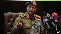 Lide milite peyi Soudan an, Jeneral Abdel-Fattah Burhan pale pandan yon konferans pou lapres nan Khartoum, 26 Oct. 2021.