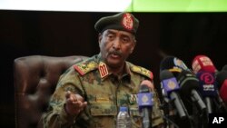 Jenerali Abdel-Fattah al-Burhan mkuu wa taifa na majeshi ya Sudan akizungumza na waandishi habari 26 Oct. 2021.