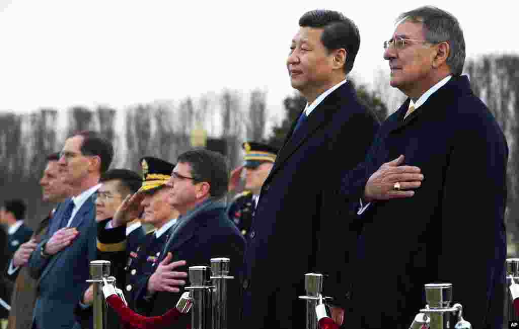 中国国家副主席习近平访美，美国防部长帕内塔(右)在五角大楼主持最高规格的欢迎仪式。