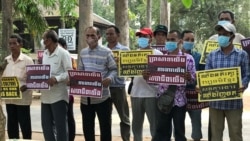 Former construction workers at the Western Mebon temple in Siem Reap city's Kork Chak staged a protest at the École française d'Extrême-Orient (EFEO), Siem Reap, Cambodia, March 16, 2020. (Hul Reaksmey/VOA Khmer)