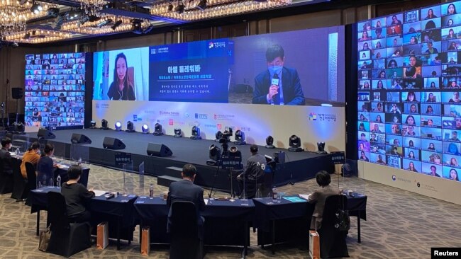 Participants from overseas take part in a Korean speech contest held by Sejong Institute Foundation in Seoul, South Korea, October 8, 2021. (REUTERS/Dogyun Kim)