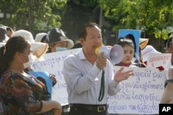 រូបឯកសារ៖ លោក រ៉ុង ឈុន ​ប្រធាន​សហភាព​សហ​ជីព​កម្ពុជា ប្រើ​មីក្រូ​និយាយ ក្នុង​អំឡុងពេល​ធ្វើ​បាតុកម្ម​មួយ​ក្នុងជម្លោះ​រវាង​កម្មករ និង​ម្ចាស់​រោងចក្រ ​នៅ​ក្បែរ​គេហដ្ឋាន​របស់​លោក​នាយករដ្ឋមន្ត្រី​ ហ៊ុន សែន ក្នុង​រាជធានី​ភ្នំពេញ​ ថ្ងៃ​ទី២៩ ខែកក្កដា ឆ្នាំ២០២០។ (AP)