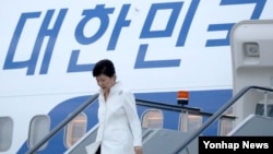 러시아·중국·라오스 순방에 나선 박근혜 한국 대통령이 2일 저녁 러시아 블라디보스토크 국제공항에 도착, 전용기에서 내려오고 있다.