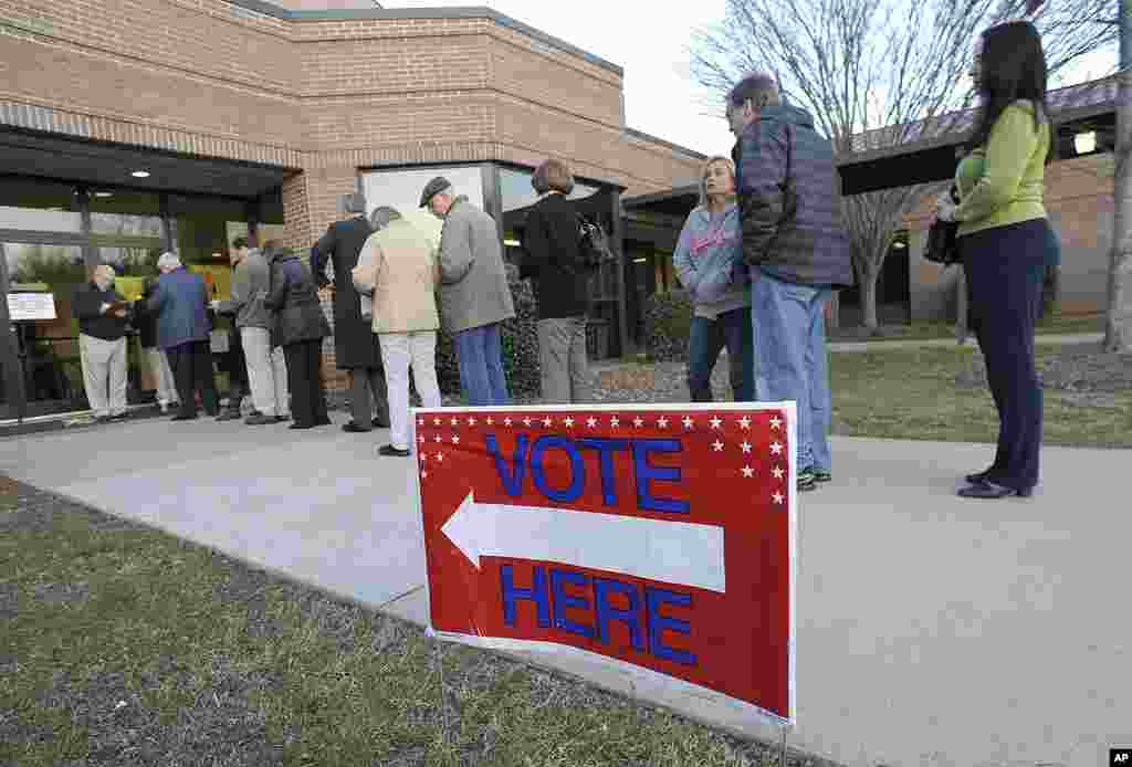 Voters line up to cast their ballots in the Republican primary at Medlock Bridge Elementary School, on Super Tuesday, March 6, 2012, in Johns Creek, Georgia. (AP)