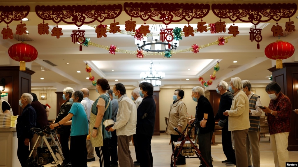 北京和悦家国际颐养社区的老人们排队吃午饭。（2021年5月26日）(photo:VOA)