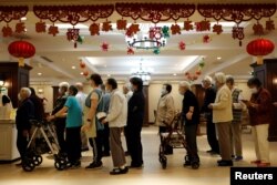 北京和悦家国际颐养社区的老人们排队吃午饭。（2021年5月26日）