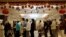 北京和悦家国际颐养社区的老人们排队吃午饭。（2021年5月26日）