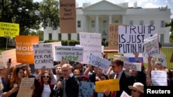 Le président du Comité national du parti démocrate, Tom Perez, à la tête d'une manifestation pour dénoncer le limogeage de James Comey devant la Maison-Blanche à Washington, le 10 mai 2017.