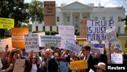 10일 백악관 앞에서 진행된 제임스 코미 연방수사국(FBI) 국장 해임 항의 시위에서 톰 페레스(가운데) 민주당 전국위원회(DNC) 의장이 발언하고 있다.