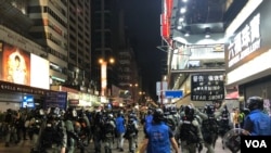 10月13日晚上接近11時，大批防暴警察在旺角彌敦道向油麻地方向展開清場行動。（美國之音湯惠芸攝）