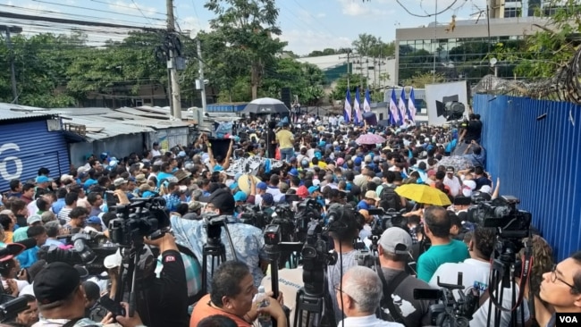 Bukele, que llegó a la Asamblea Legislativa como había prometido, dio un emotivo discurso ante cientos de seguidores que estaban listos para sacar por la fuerza a los diputados. Foto Enrique López/ VOA El Salvador.