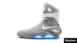 Sepatu Nike Mags yang dikenakan karakter Marty McFly dalam film "Back to the Future Part II" dan salah satu dari 1.500 pasang sneaker model tersebut yang dibuat, tampak dalam katalog lelang Sotheby yang dirilis 11 Juli 2019. (Foto: Reuters)