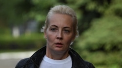 Yulia Navalnaya, bashkëshortja e opozitarit rus duke ecur pranë spitalit në Omsk