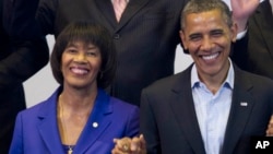 Obama junto a la primera ministra jamaiquina, Portia Simpson Miller, a quien visitará en Abril.