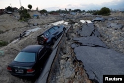 Mobil-mobil terjebak di tanah yang amblas setelah gempa bumi mengguncang kecamatan Balaroa di Palu, Sulawesi Tengah, 1 Oktober 2018.(Foto:Reuters)