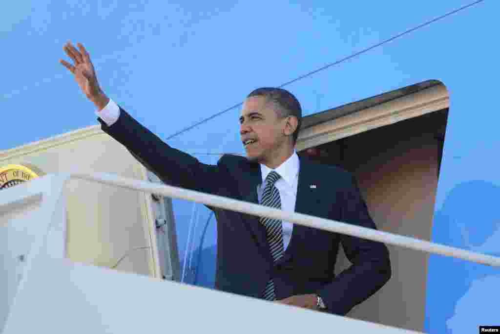US President Barack Obama steps aboard Air Force One at Andrews Air Force Base near Washington, DC, November 17, 2012. 