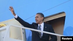 Le président Obama à bord d'Air Force One sur le tarmac de la base aérienne Andrews près de Washington, D.C.