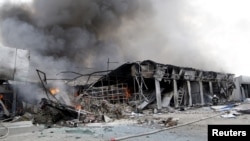 消防队员在乌克兰东部顿涅茨克的一个市场扑灭炮击造成的大火（2015年6月3日）
