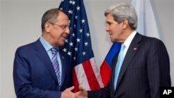 Menlu AS John Kerry (kanan) dan Menlu Rusia Sergei Lavrov bertemu di Bandar Seri Begawan, Brunei Darussalam hari Selasa (2/7).