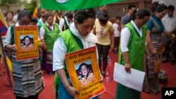 资料照：流亡印度的藏人在新德里手举达赖喇嘛认定为班禅喇嘛的转世灵童根敦确吉尼玛六岁时的画像，要求立即释放根敦确吉尼玛。（2015年5月17日）