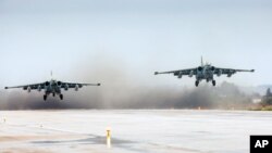 지난 2016년 시리아 라타키아의 공군기지에서 러시아 수호이(Su)-25 공격기가 이륙하고 있다. (자료사진)