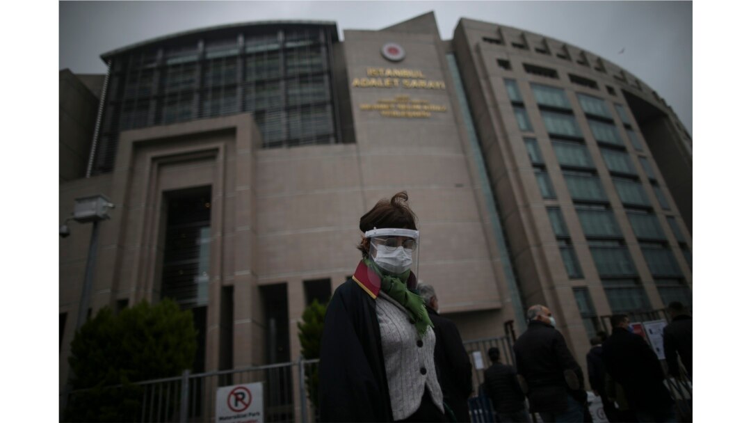 Seorang pengacara tiba di pengadilan di Istanbul, untuk menghadiri sidang pembukaan pengadilan baru terhadap pengusaha Turki yang dipenjara, dermawan dan pembela hak asasi manusia Osman Kavala, Jumat, 18 Desember 2020.