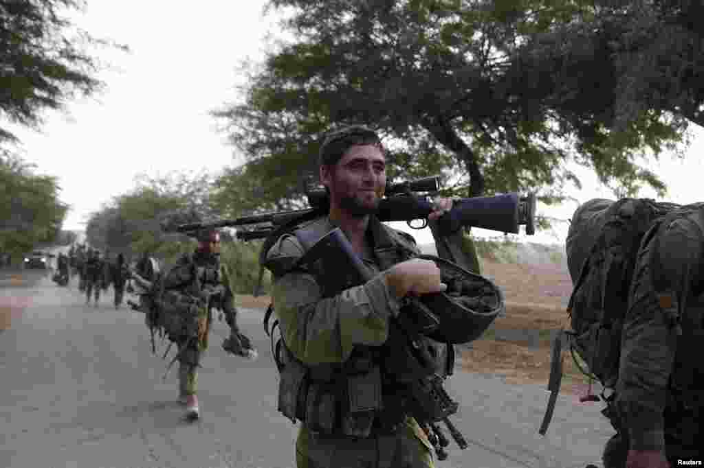 An Israeli soldier from the Nahal Brigade carries his weapon after returning to Israel from Gaza, Aug. 5, 2014.&nbsp;