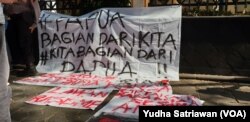 Atribut aksi mahasiswa di Solo saat turun ke jalan terkait kondisi Papua, sepekan ini. (Foto: Yudha satriawan/VOA)
