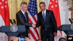 President Barack Obama shakes hands with Singapore's Prime Minister Lee Hsien Loong at the conclusion of a joint news conference at the White House in Washington, Aug. 2, 2016. 