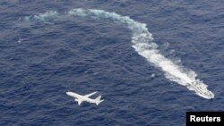 일본 해안경비순찰대와 미국 해군 비행기 6일 미국 해병대 소속 항공기 충돌 사고가 발생한 일본 고치현 남쪽 100㎞ 해역에서 수색작업을 하고 있다. 